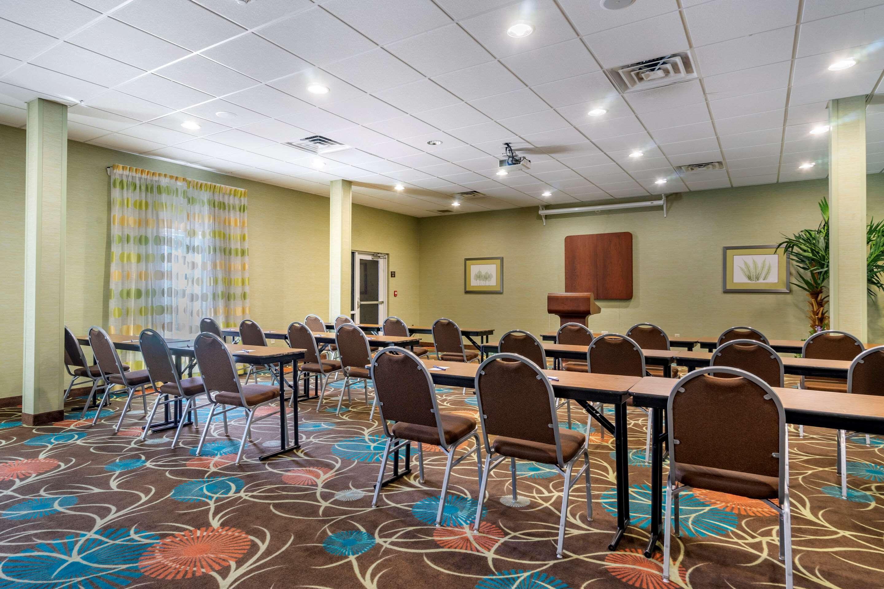 Hampton By Hilton Fairgrounds Casino Hotel